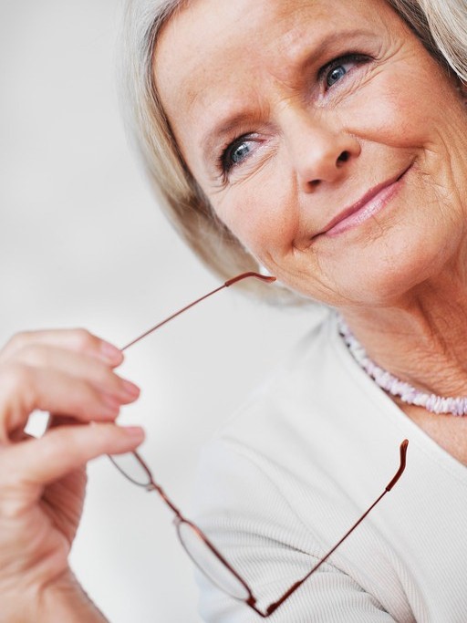 Mujer con gafas pensando