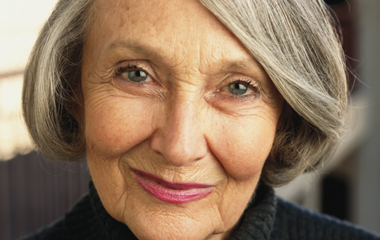 Mujer mayor con pelo gris