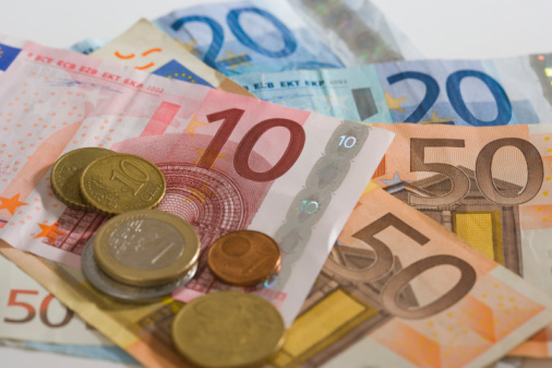 monedas mezcladas con billetes