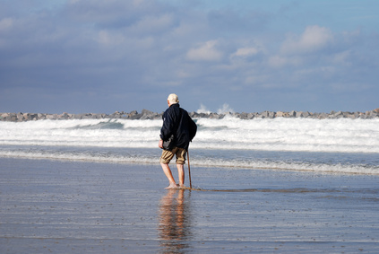 Hombre mayor paseando por la playa