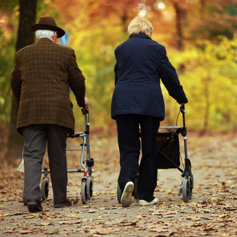 personas mayores paseando con andador