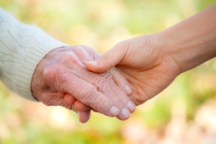 Fases iniciales del Alzheimer Persona mayor de la mano de su cuidador