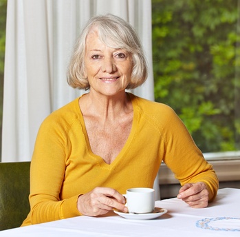 Mujer mayor tomando una taza de café