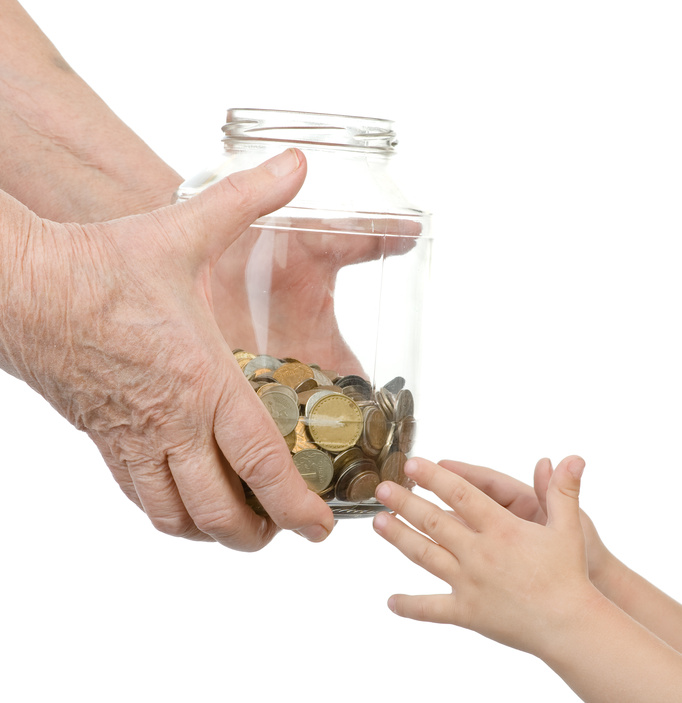 Abuela dando un bote de dinero a su nieto