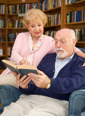 Pareja de personas mayores leyendo